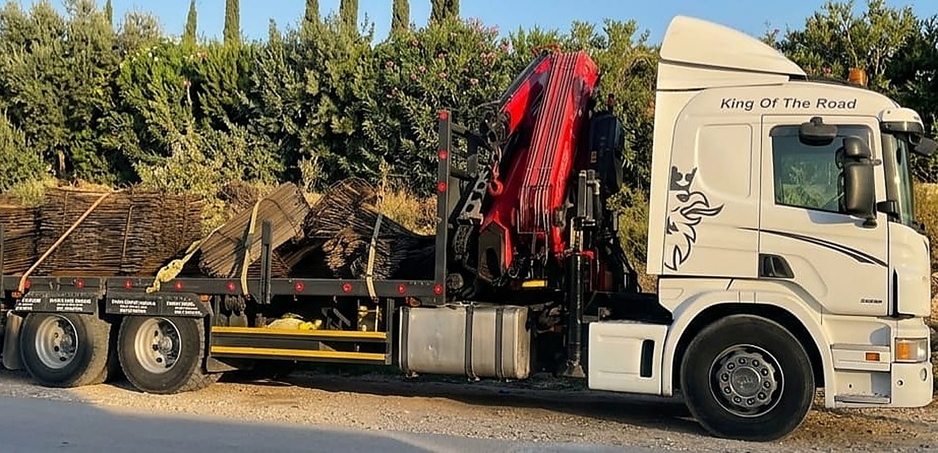 משאית מנוף של מ.ק להובלות מנוף והרמת חומרי בניין