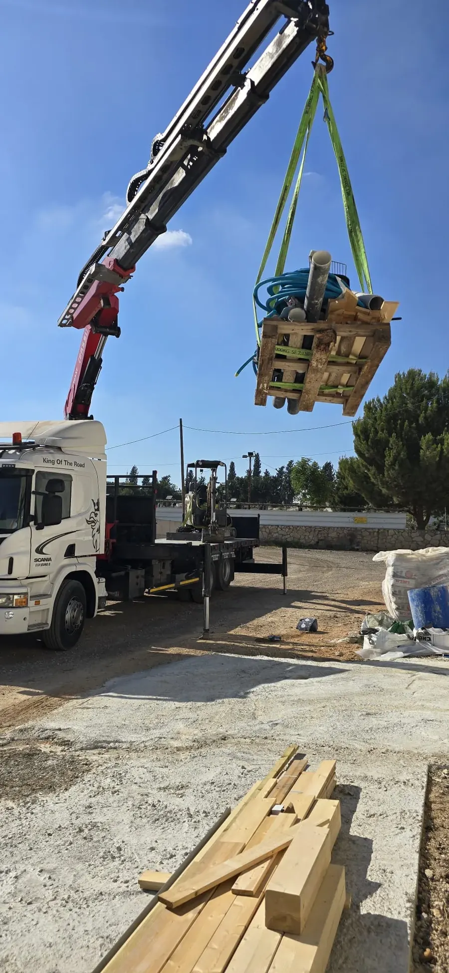 מנוף משאית מרים משטח חומרי בניין לגובה