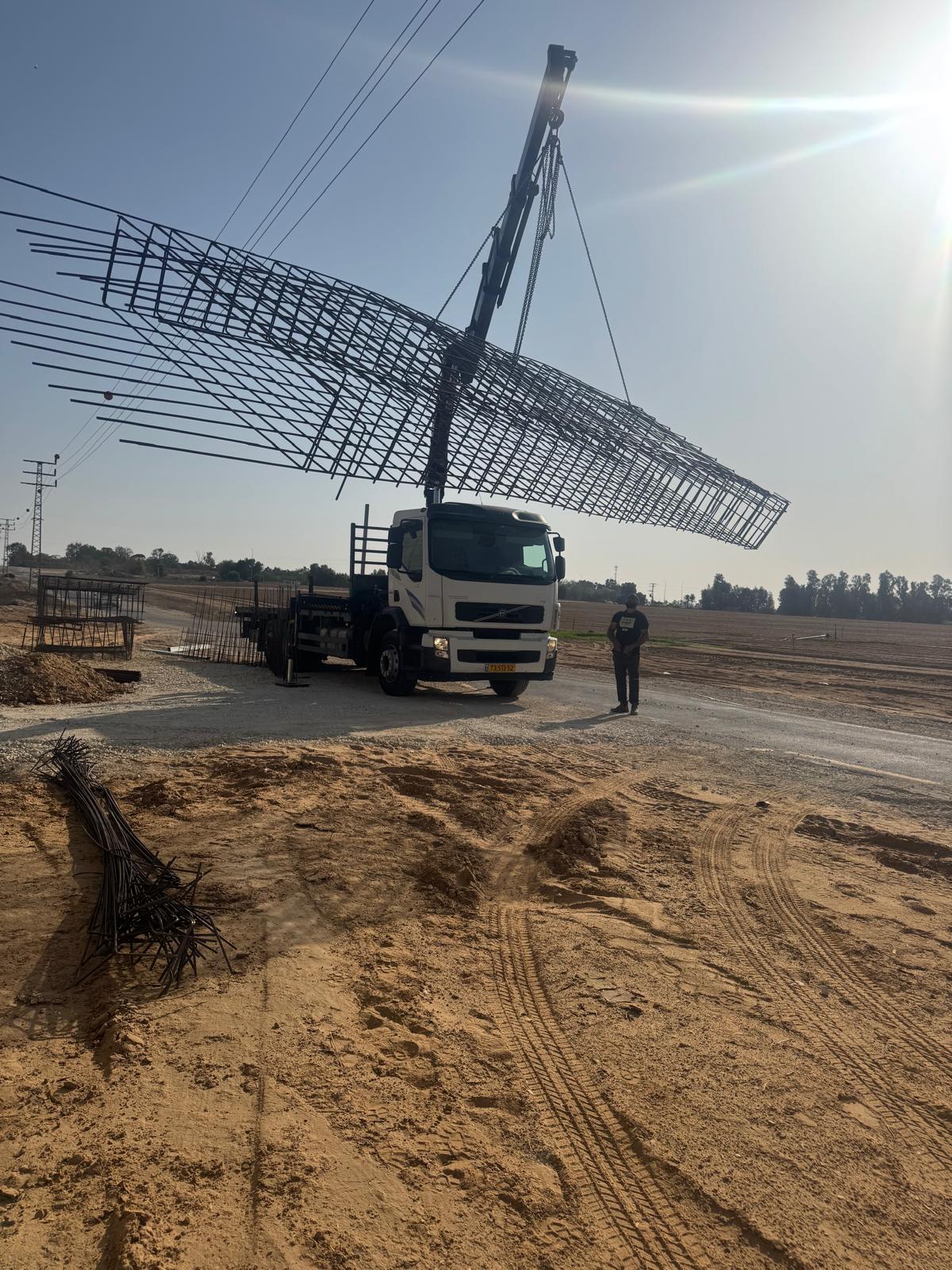 הרמת כלוב ברזל וחומרי בניין באמצעות משאית מנוף
