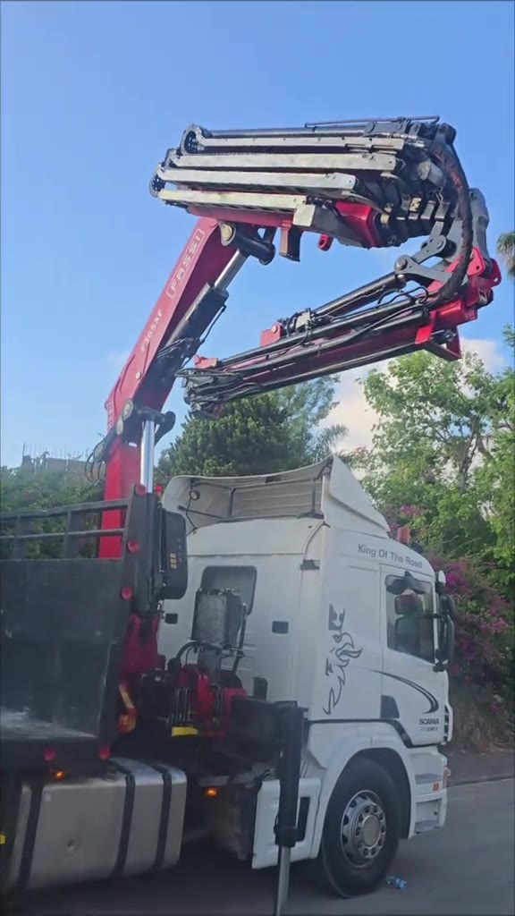 קטע מתנועת זרוע המנוף המותקנת על המשאית.