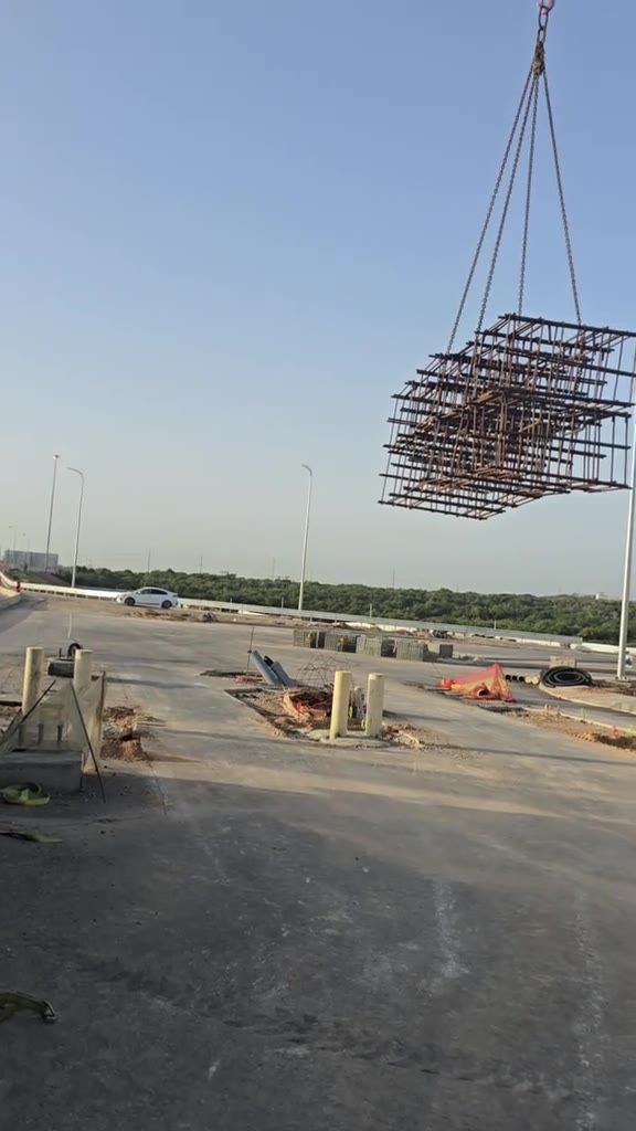 מנוף משאית מרים קונסטרוקציית ברזל באתר עבודה.